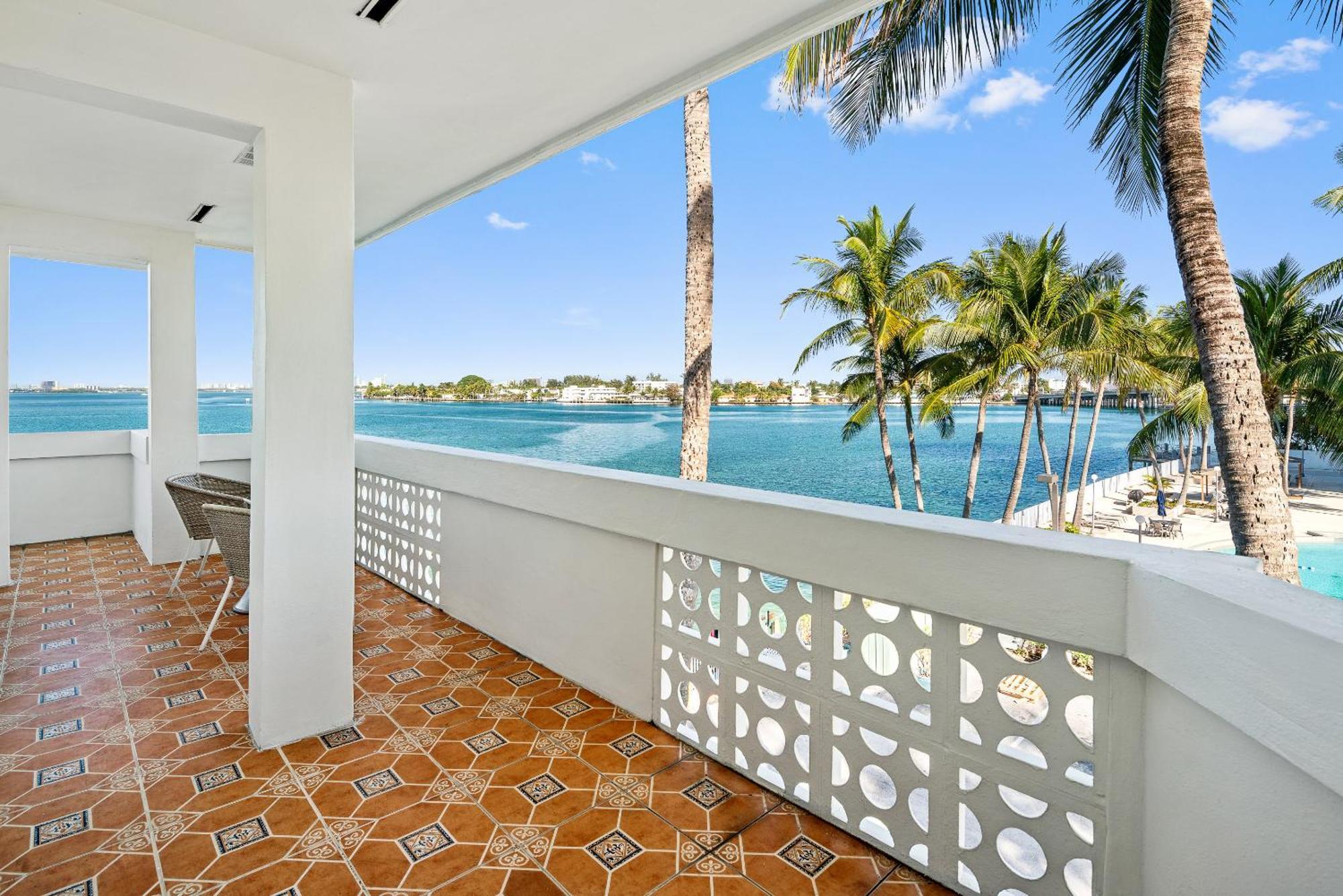 Palm Tree Club Miami Hotel North Bay Village Exterior photo